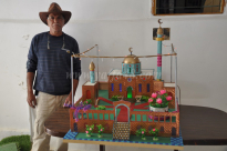 بالصور: السيد أبو حسن نخلاوي من يافا يصنع مجسمات لمعالم المدينة